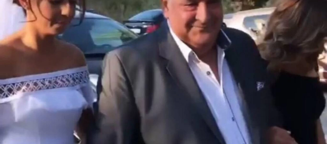 Ο Βασίλης Καρράς πάντρεψε την κόρη του Ειρήνη - Φανερά συγκινημένος την παραδίδει τον γαμπρό (βίντεο)